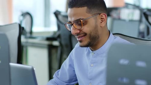 Portrait d'un employé de bureau souriant