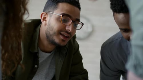 Équipe multiraciale créative remue-méninges ensemble