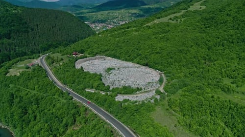 Illegale Mülldeponie mitten im Wald