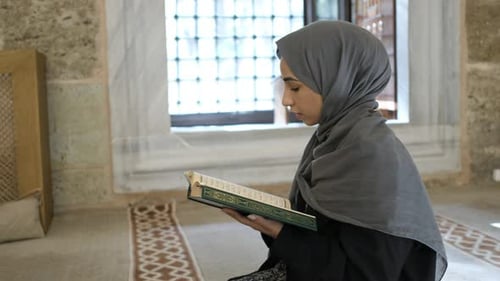Muslimisches Mädchen betet muslimisches Mädchen liest islamisches Holybook