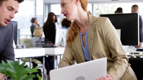 Geschäftsleute diskutieren über Laptop