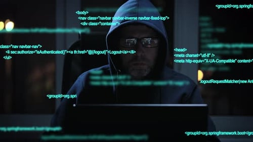 Um hacker experiente trabalha com código ao invadir sistemas de segurança