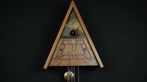 Mechanische Uhr mit einem Kuckuck auf schwarzem Hintergrund 3
