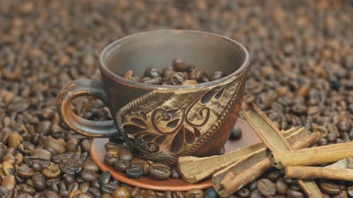Kaffeebohnen in eine Tasse gegossen