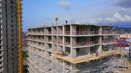 Baustelle eines Wohngebäudes mit Arbeitern. monolithische Konstruktion.