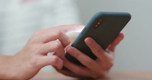 Frau benutzt Smartphone