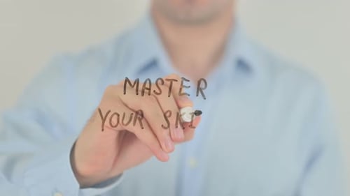 Domina tu habilidad, hombre escribiendo en una pantalla de vidrio transparente