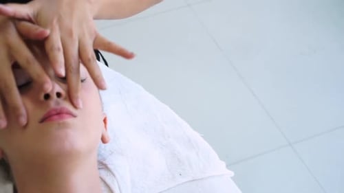 Frau bekommt Gesichts- und Kopfmassage im Luxus-Spa