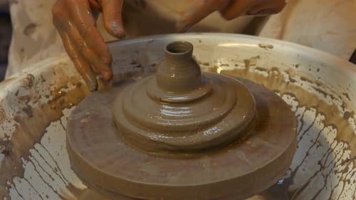 Potier fabriquant un pot en terre sur une roue à poterie