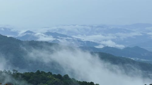 4K De belles montagnes remplies de brouillard.
