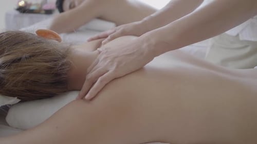 Schöne junge Frauenmassage Multiethnische Frauen entspannen sich im Spa-Center mit einer Therapie.