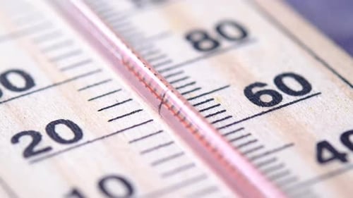 Nahaufnahme der Temperaturmesswerkzeuge auf dem Tisch.