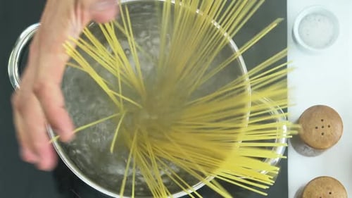 Unerkennbarer Mann kocht Spaghetti