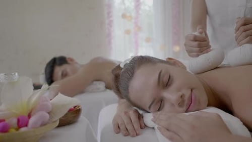 Schöne junge Frauenmassage Multiethnische Frauen entspannen sich im Spa-Center mit einer Therapie.