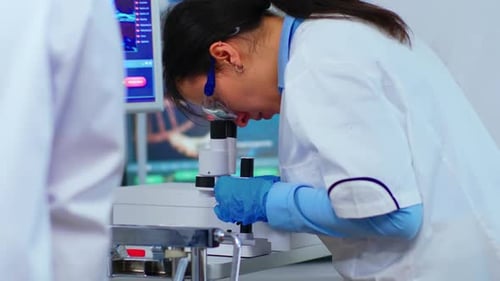 Biochemisches Forscherteam arbeitet mit Mikroskop