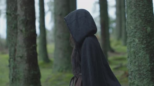 Femme dans les bois