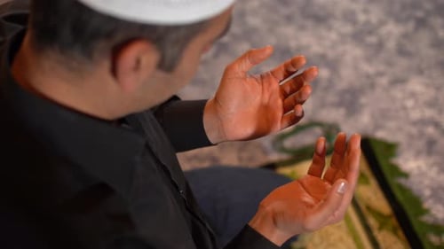 Muslim betet zu Gott.