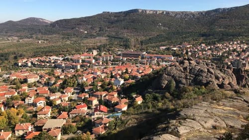 Imágenes panorámicas de la ciudad de Belogradchik, día por día, 4K, 2160p, 30 fps, UltraHD: valle con un pequeño asentamiento