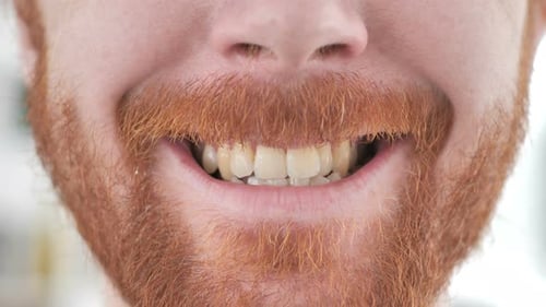 Lächelnde Lippen eines lässigen Rothaarigen