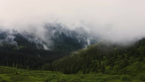 Bela paisagem aérea acima das montanhas depois da chuva. Drone voando sobre nuvens