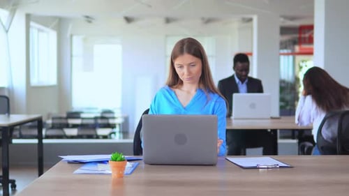Responsable des notes manuscrites dans un espace ouvert Employé de bureau dans une entreprise en démarrage