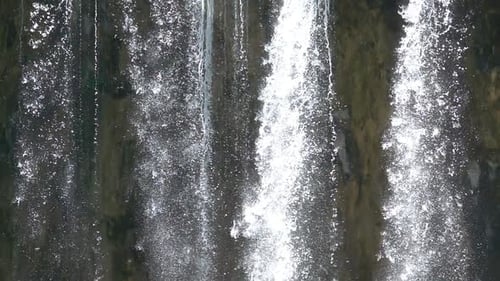 Wasserfall. Flug des Wassers