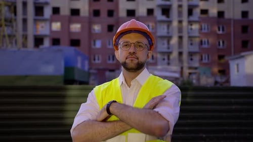 El trabajador comienza lentamente a cruzar las manos
