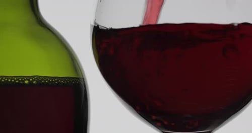 Roséwein. Rotwein in Weinglas auf weißem Hintergrund