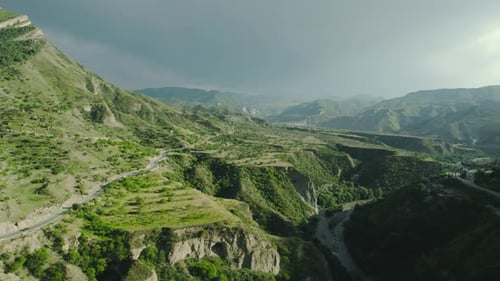 Belle vallée de montagne avec des rochers et des plaines
