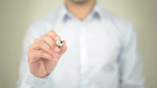 Brainstorm, empresário escrevendo em tela transparente