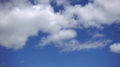 Laps de temps de beaux nuages éclairés par la lumière du soleil. Phénomènes naturels dans l'atmosphère