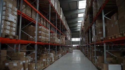 Rangées de supports avec boîtes en carton dans l'entrepôt