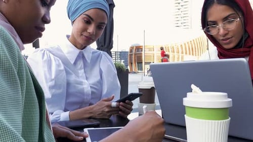 Três amigos árabes saindo