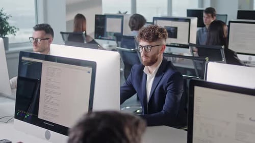 Bureau d'entreprise moderne à espace ouvert avec deux rangées d'hommes et de femmes d'affaires travaillant sur
