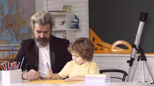 Padre e hijo en la escuela primaria. Educación de los alumnos.