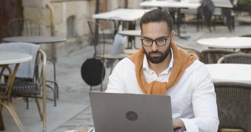 Travailler sur un ordinateur portable
