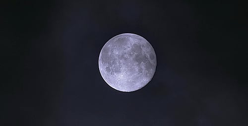 Mond und Wolken