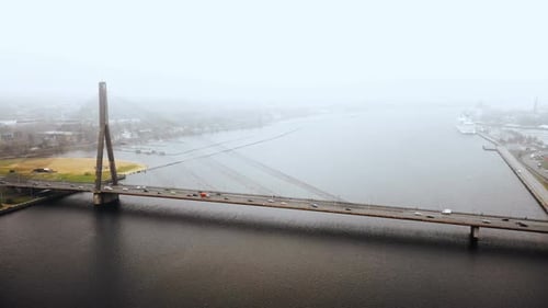 Drohne fliegt in Richtung der schönen alten Kabelbrücke voller Autoverkehr über Epic Daugava in Riga