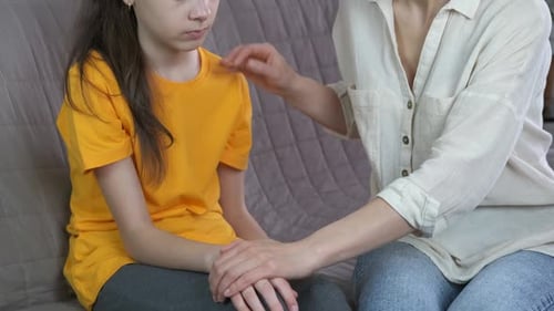 Mutter tröstet Tochter