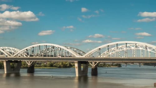 Die Bewegung der Wolken über der Brücke, entlang der Autos und Züge, Zeitraffer-Panorama