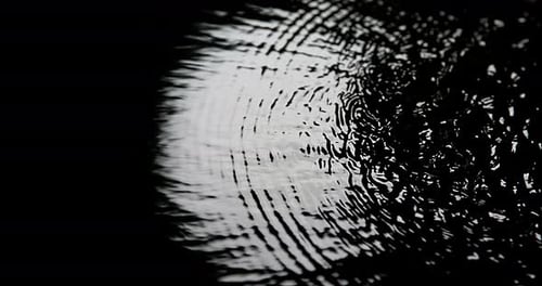 Vollmond im Wasser reflektiert, Normandie, Zeitlupe 4K