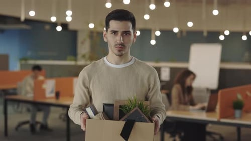 Portrait d'un employé de race blanche sans emploi renvoyé de son travail
