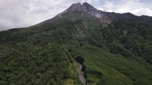 Vista aérea da montanha Merapi ativa com céu claro na Indonésia