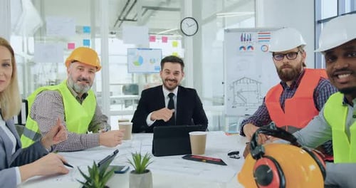Equipo profesional de ingenieros y gerentes masculinos y femeninos que posan ante la cámara