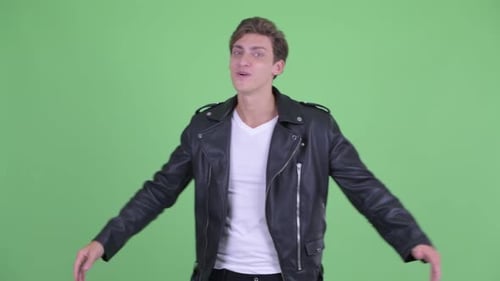 Feliz joven rebelde vlogueando y hablando con la cámara
