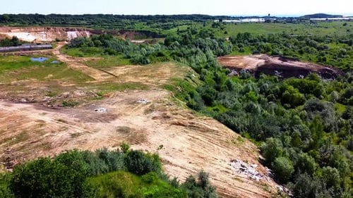 Vue aérienne par Drone d'un survol du paysage technogénique au milieu de champs agricoles ruraux.