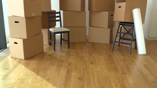 Boîtes et chaises en carton à l'intérieur d'un appartement