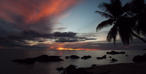 Bunter Sonnenuntergang über einem tropischen Strand Timelapse