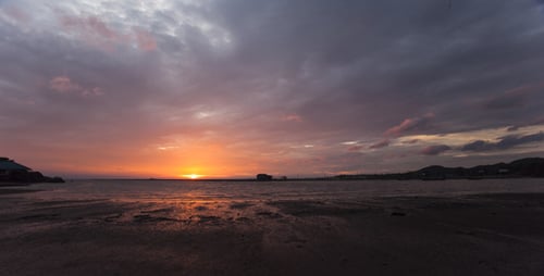 Timelapse coloridas nubes sobre la playa al atardecer