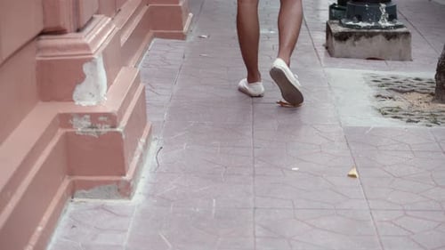 Blogueiro asiático feliz curtindo viagens de lazer e estilo de vida.